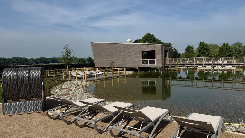 Aussenbereich mit Liegen