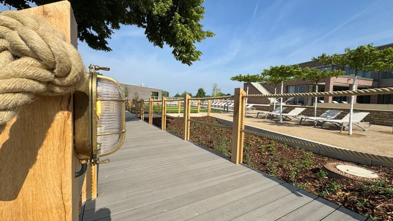 Aussenbereich mit Steg und Liegen