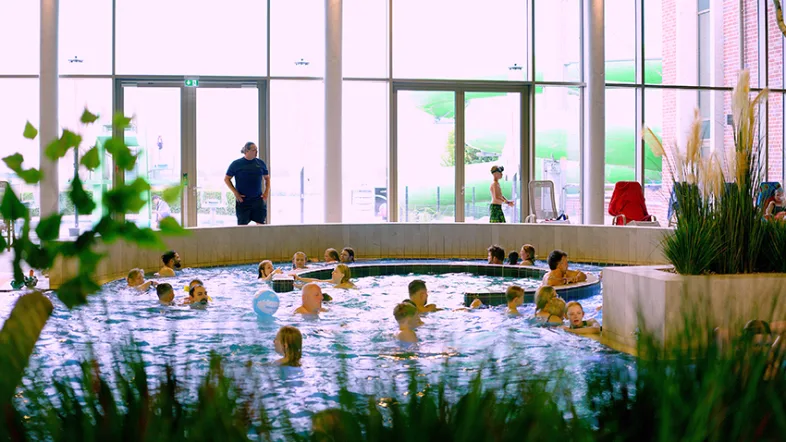 Kursbecken mit Teilnehmer:innen im Innenbereich