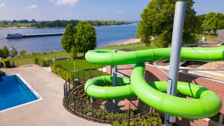 80m lange grüne Röhrenwasserrutsche im Aussengelände