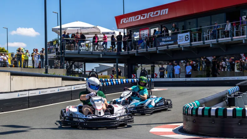 Ein professionelles Kartrennen mit zwei Teilnehmern beim Rimodrohm kartbahn hemer.