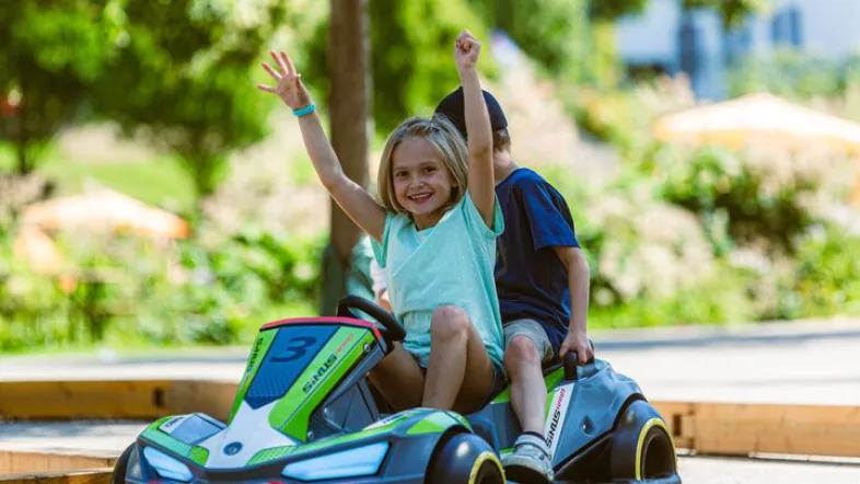 Zwei Kinder auf einem Kart bei dem Rimodrohm kartbahn hemer.