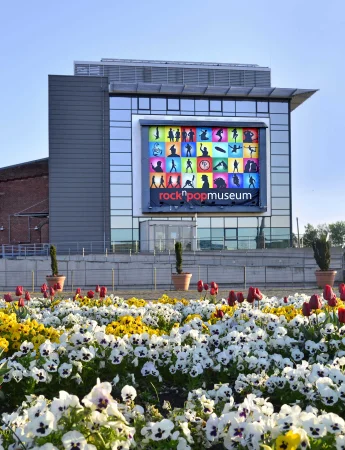 Das rock'n'popmuseum befindet sich direkt in der Innenstadt am Rande des ehemaligen Landesgartenschau-Geländes.