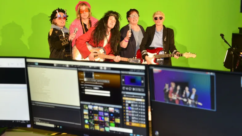 Einmal selbst in die Rolle der Stars schlüpfen: Im Studio rock’n’popKaraoke können Besucherinnen und Besucher jeden Alters ihr eigenes professionelles Musikvideo drehen – Verkleidung inklusive!