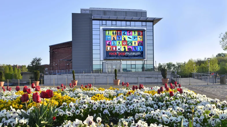 Das rock'n'popmuseum befindet sich direkt in der Innenstadt am Rande des ehemaligen Landesgartenschau-Geländes.