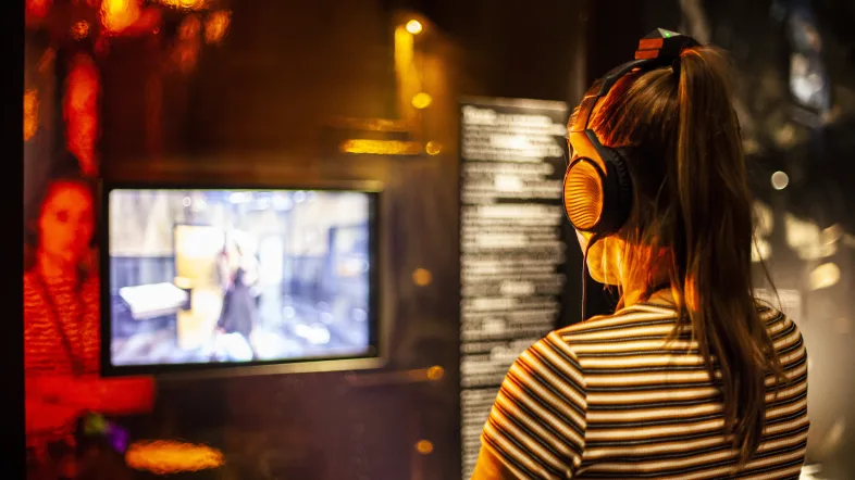 In der Ausstellung finden alle Altersgruppen ein multimediales Erlebnis aus Sounds, Bildern und Exponaten.
