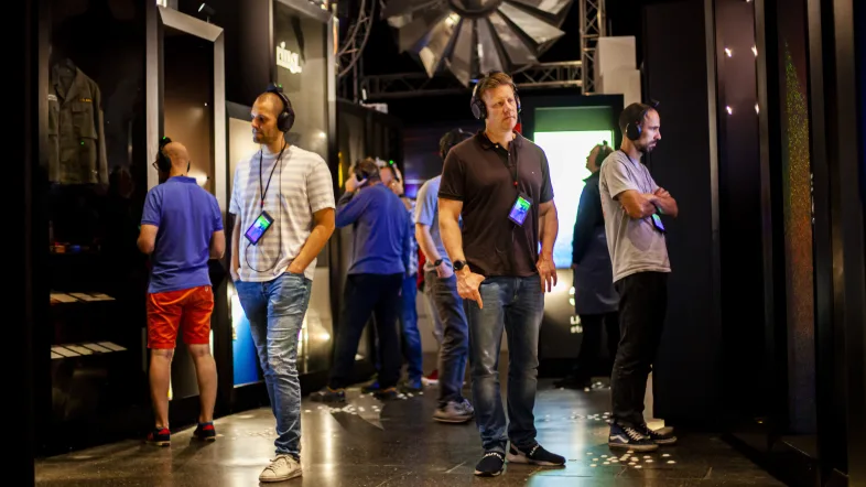 Über die Audioguides (Kopfhörer) bekommen die Besucherinnen und Besucher alle Informationen auf die Ohren.