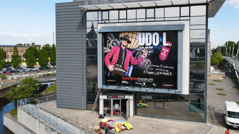 Außenansicht des Museums mit Werbung zur neuen Sonderausstellung