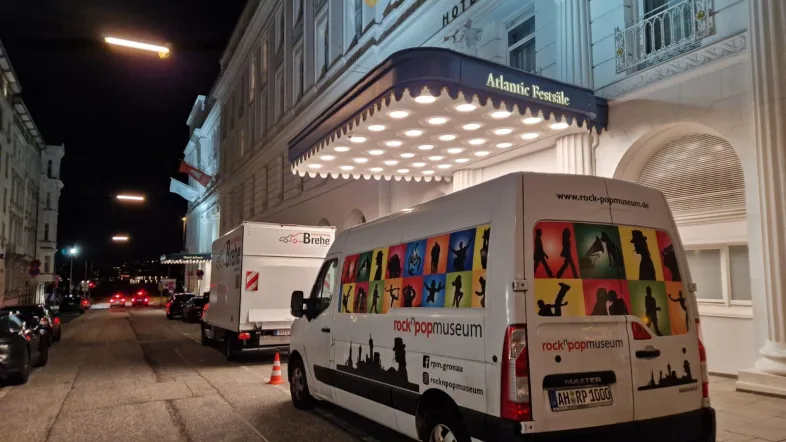 Bulli vor Hotel Atlantic