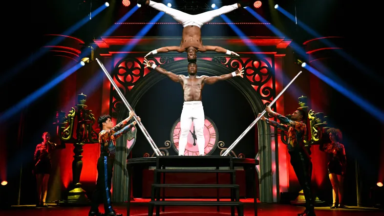 Zwei Schausteller des Roncallis Apollo Varieté führen eine Akrobatik-Nummer vor.