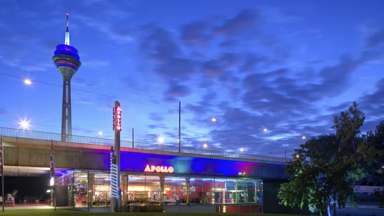 Aussenansicht des Roncallis Apollo Varieté mit dem Rheinturm im Hintergrund.