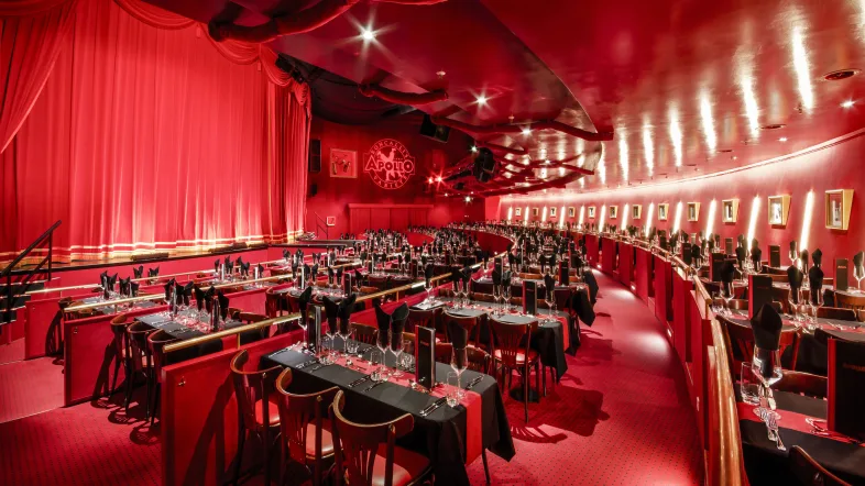 Innenansicht des Saals in rot im Roncallis Apollo Varieté.