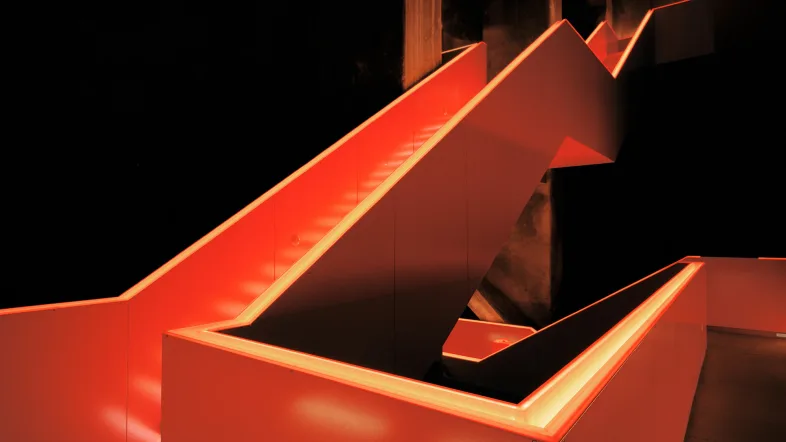 Orange leuchtende Treppen hinunter zum ruhr Museum und Portal der Industriekultur in Essen.