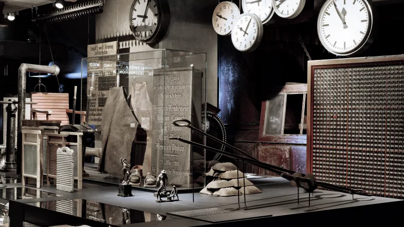 Wand mit einigen Uhren im Ruhr Museum und Portal der Industriekultur in Essen.