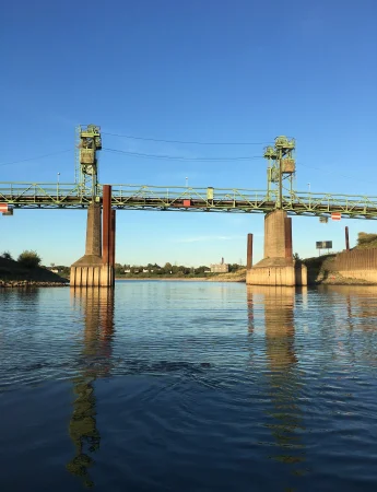 Personenschiff der Ruhrorter Schifffahrt liegt im Hafen, umgeben von Wasser, Anleger und Industriehintergrund.