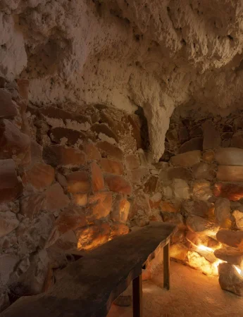 Salzgrotte in Oberhausen mit weißer Beleuchtung.