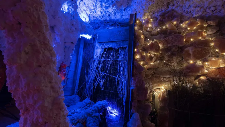 Detailaufnahme von Salzkristallen in der Salzgrotte Oberhausen, stimmungsvoll beleuchtet.