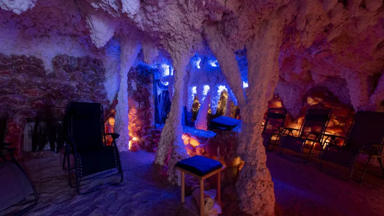 Sitzmöglichkeiten in der Salzgrotte Oberhausen, umgeben von Salzsteinen und beruhigender Beleuchtung.
