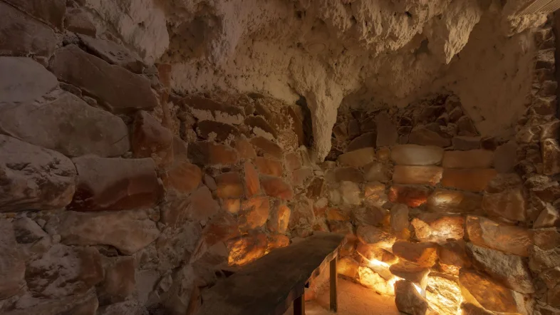 Salzgrotte in Oberhausen mit weißer Beleuchtung.