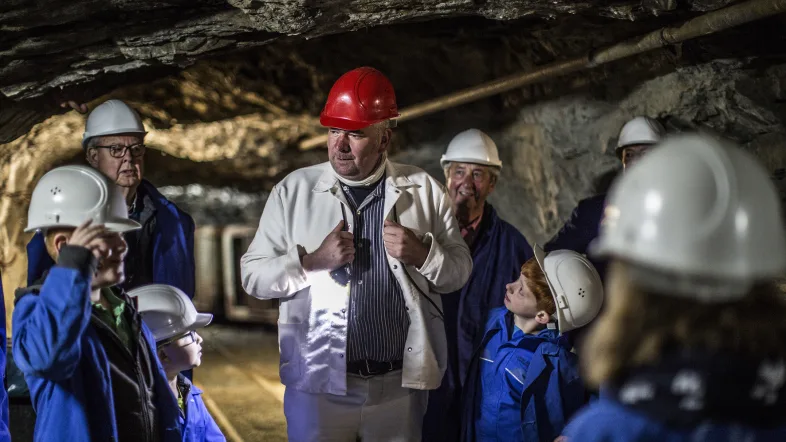 Führung mit einigen Kindern im Sauerländer Besucherbergwerk Ramsbeck.