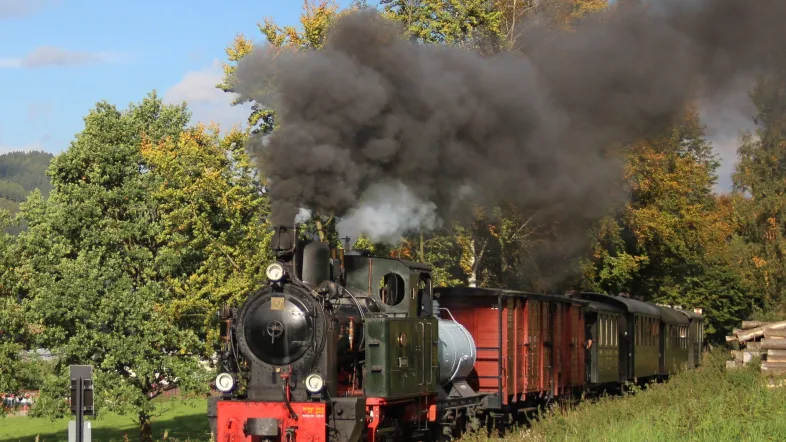 Dampflok der Museumseisenbahn Plettenberg bei einer nostalgischen Fahrt durch die Sauerländer Landschaft.
