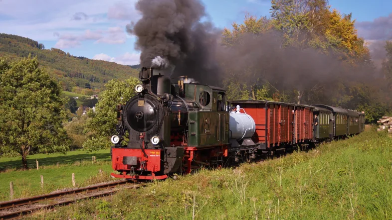 Dampflok Bieberlies kurz vor dem Bahnübergang