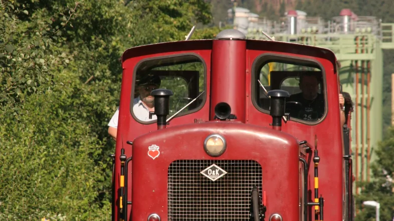 Diesellok Nahmer wartet im Bahnhof Köbbinghauser Hammer auf ihren Einsatz.