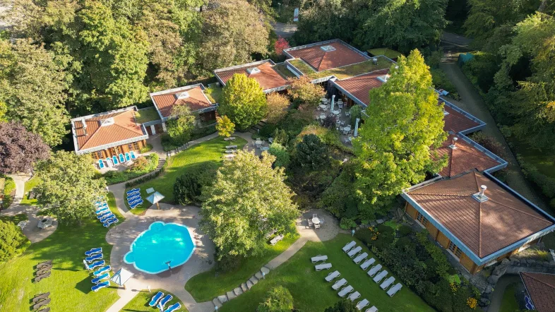 Saunadorf Lüdenscheid von oben mit einigen Dächern und einem kleinen Pool.