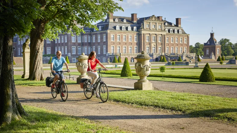 Schloss Nordkirchen mit Fahrradfahrer.