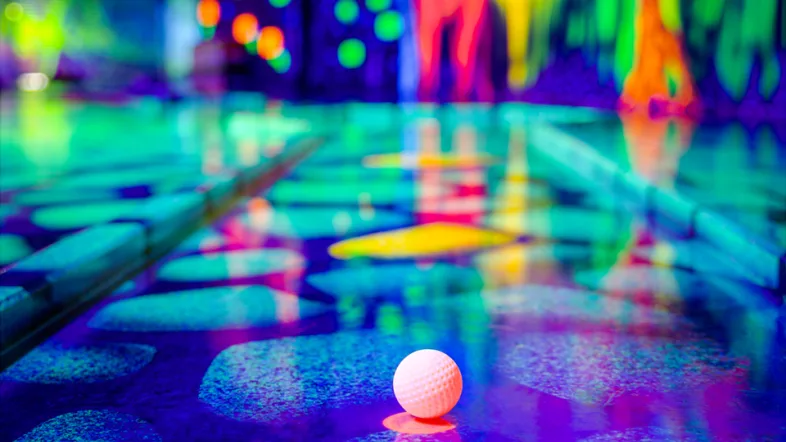 Leuchtender Ball auf der Spielfläche im Schwarzlicht-Semester Arnsberg.