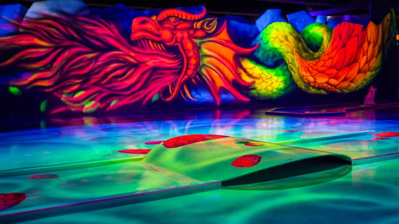 Neonfarbener Drache als Wandgestaltung im Schwarzlicht-Semester Arnsberg.