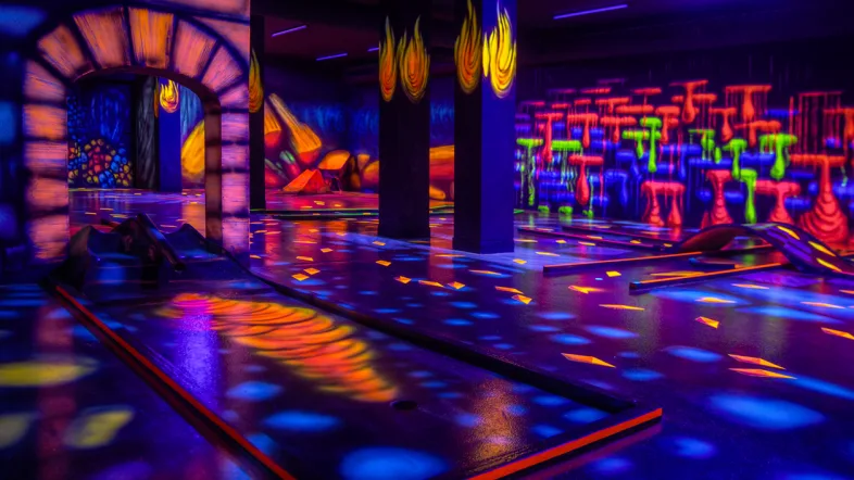 Flammenähnliche Neonlichter im Schwarzlicht-Semester Arnsberg.
