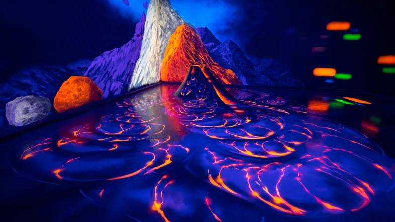 Neon-leuchtende Lava-Darstellung im Schwarzlicht-Semester Arnsberg.