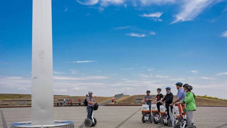 Segway-Fahrer auf der Halde Hoheward in Herten unter blauem Himmel.