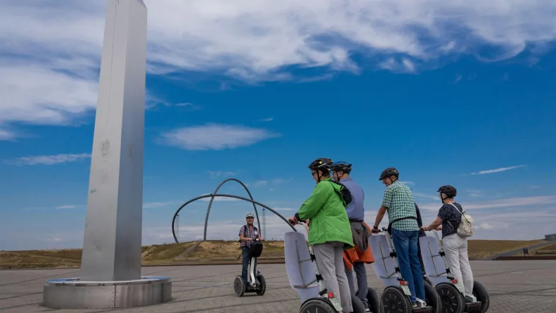 Gruppe von Personen fährt gemeinsam mit Segways auf der Halde Hoheward in Herten.
