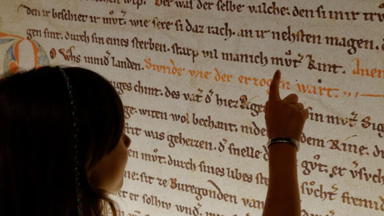 Kind liest einen ausgestellten Text im Siegfried Museum in Xantern.