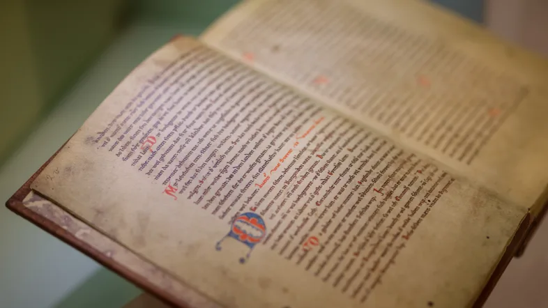 Faksimile der Handschrift C des Nibelungenliedes (Niederschrift um 1200 ) Das Original befindet sich in der Landesbibliothek Kalrsruhe