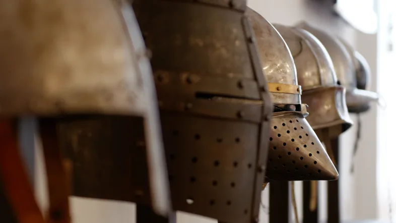 Museumsrepliken verschiedener Helme vom 10. bis zum 16. Jahrhundert