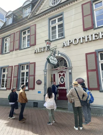 Stadtführung in Recklinghausen mit Blick auf die historische Apotheke im Altstadtbereich.