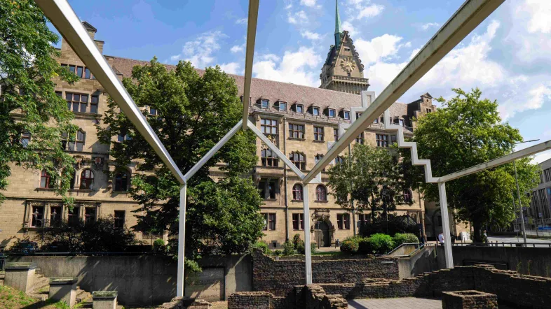 Stadtführung in Duisburg mit Blick auf das beeindruckende Rathausgebäude im Zentrum der Stadt.