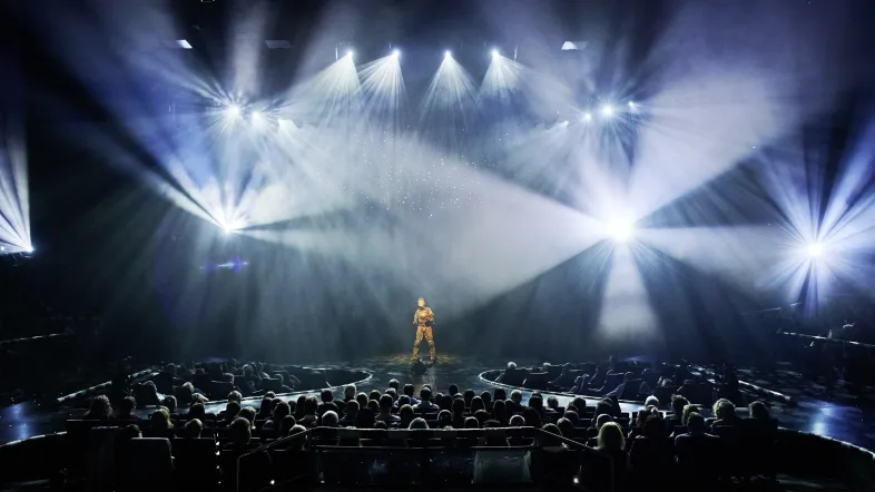 Innenraum des Starlight Express Bochum mit weißer Beleuchtung.
