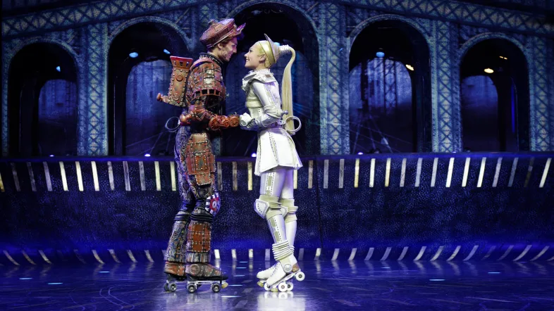 Paar auf der Bühne in Verkleidung des Starlight Express Bochum.