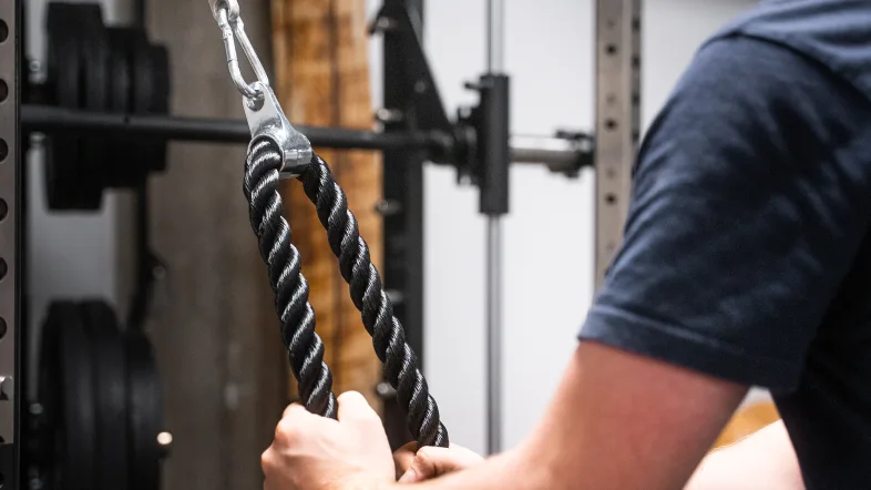 Mann trainiert am Fitnessgerät.