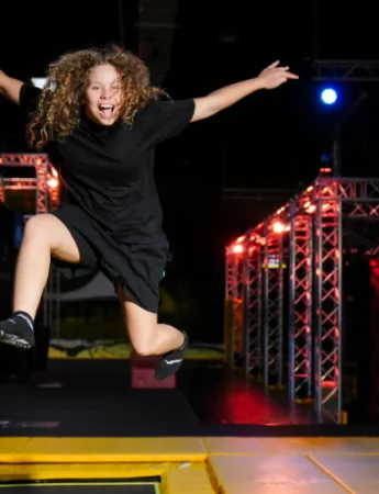 Mädchen springt auf Trampolin