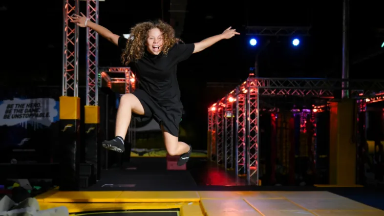 Ein Mädchen springt auf einem Trampolin