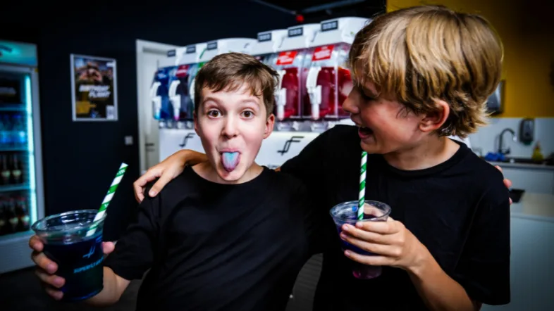 Zwei Jungs genießen einen Slushy