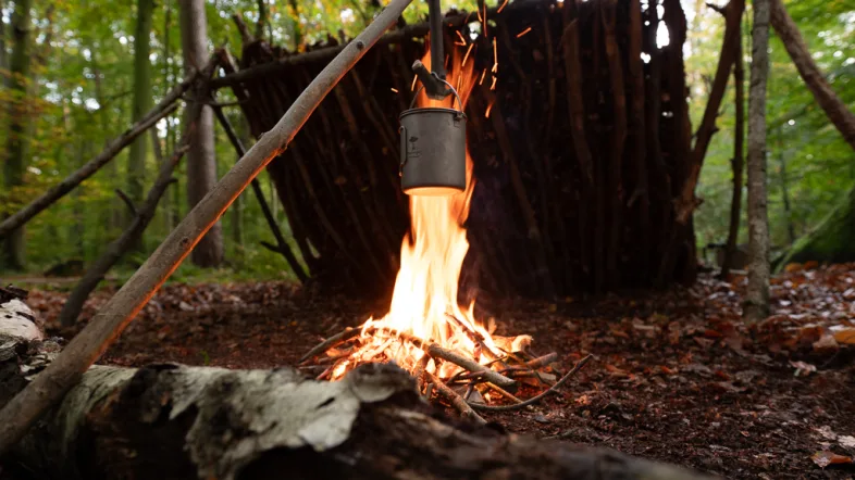 Lagerfeuer auf Feuerstelle im Wald