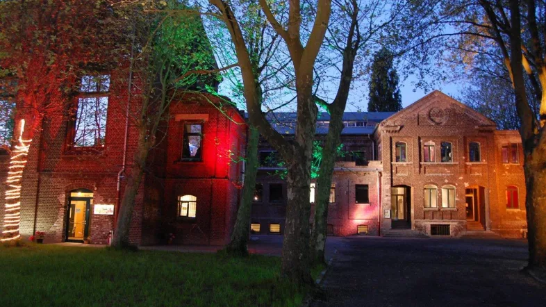 Eingang des Theater an der Niebuhrg in Oberhausen in weißem Licht.