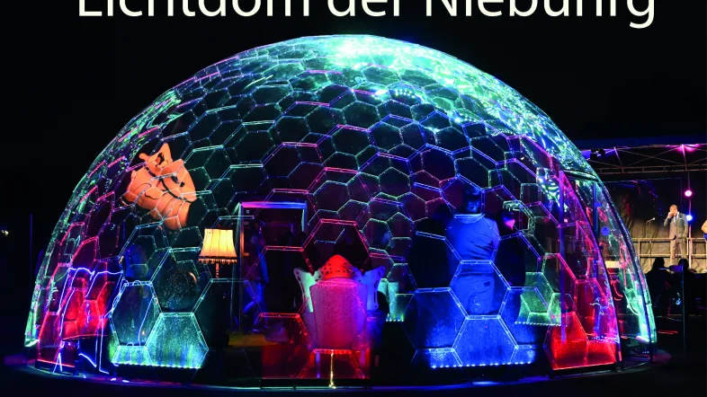 Lichtdom mit buntem Licht beim Theater an der Niebuhrg in Oberhausen.