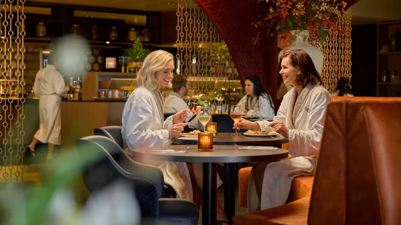 Thermen Berendonck Zwei Frauen sitzen im Restaurant und trinken etwas